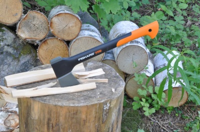 Плотницкий топор Fiskars X10 121440 — интернет-магазин «Комбат»