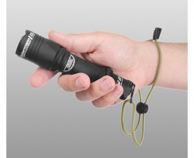 Фонарь тактический Armytek Dobermann XP-L HI Теплый, 977 лм, 1x18650 или 2xCR123A — интернет-магазин «Комбат»